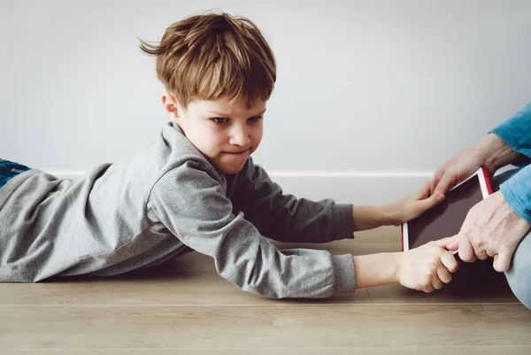 Dator beroende- far tar touch pad från arga barn — Stockfoto