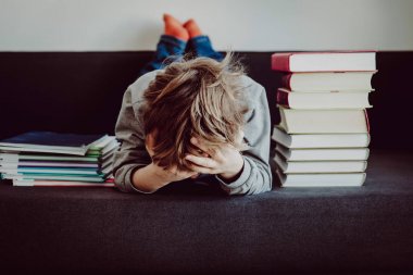 küçük çocuk yorgun ödev yapmak vurguladı