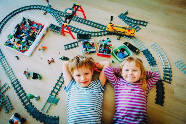 Demiryolu ve trenler kapalı küçük erkek ve kız oyna