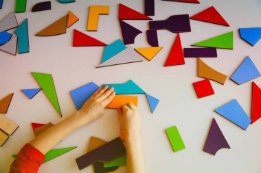 Bulmaca veya tangram, eğitim ile oynayan çocuk