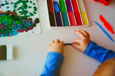 Şekiller kalıplama ile clay oynayan çocuk