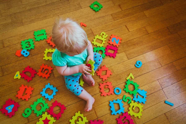 Little toddler girl learning numbers, education concept — Stock Photo, Image