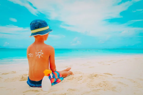 Proteção do sol- menino com protetor solar na praia tropical — Fotografia de Stock