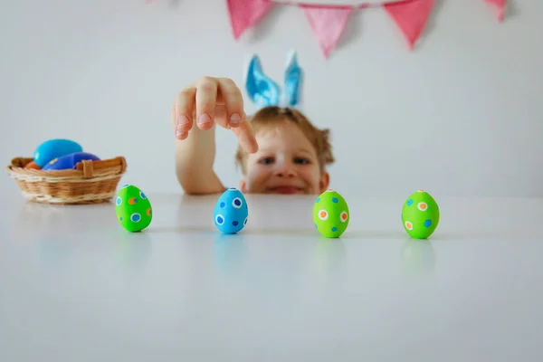 Petit garçon sur Pâques oeufs chasse — Photo