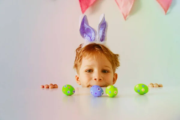 Heureux petit garçon jouer avec oeufs pour Pâques — Photo