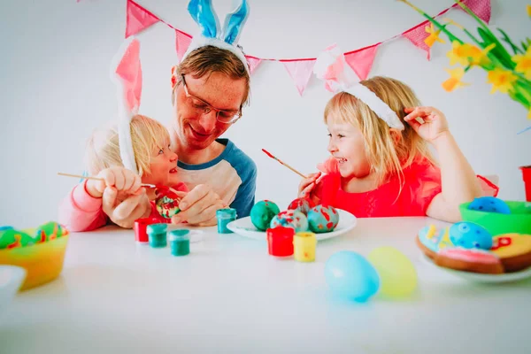 Père avec des enfants peignant des œufs pour Pâques — Photo