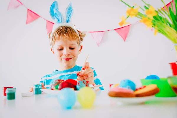 Heureux petit garçon peinture oeufs pour Pâques — Photo