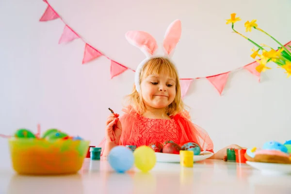 Szczęśliwy mało dziewczyna malowanie jajka na Wielkanoc — Zdjęcie stockowe