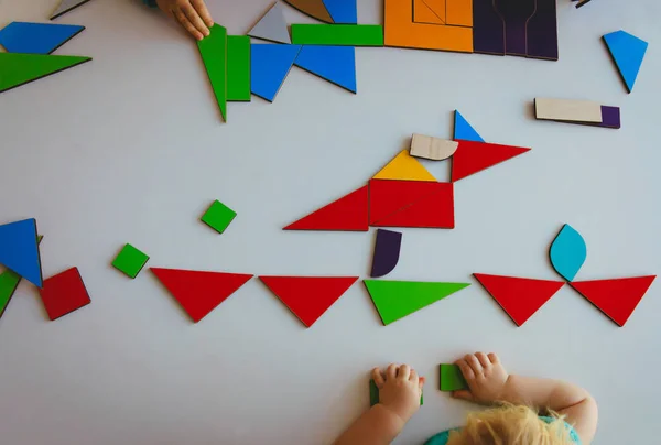 Niño jugando con rompecabezas o tangram, educación — Foto de Stock