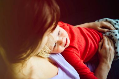 Rahatlatıcı üzgün ağlayan küçük bebeğin anne