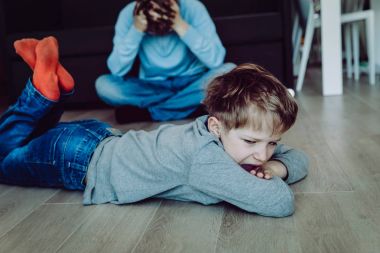 kızgın çocuk ve yorgun baba vurguladı