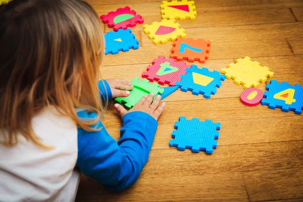 Niña jugando con rompecabezas, educación temprana —  Fotos de Stock