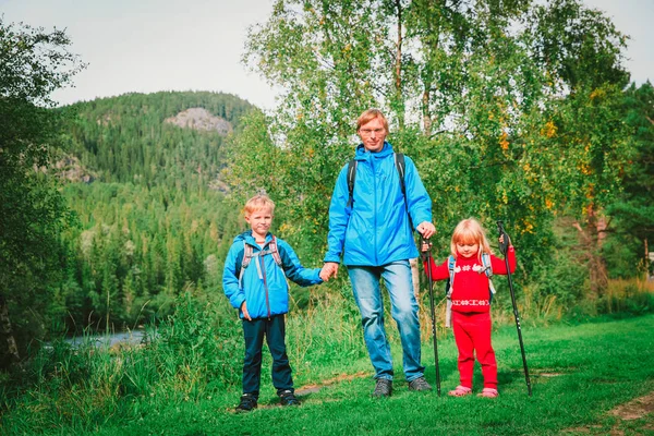 Lycklig familj-far och barn-resor vandring i naturen — Stockfoto