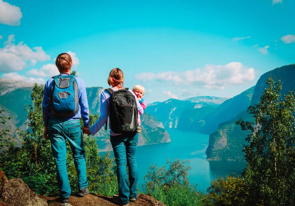 Lycklig familj med små barn resa i Norge — Stockfoto