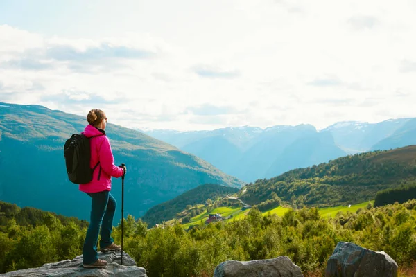 Genç kadın seyahat doğada, Norveç hiking — Stok fotoğraf