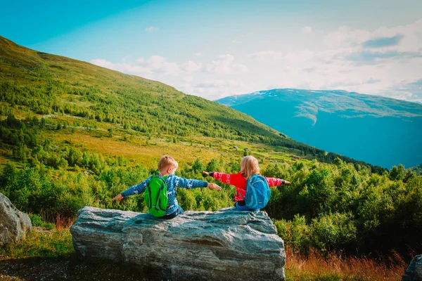 Glad liten pojke och en flicka resa i naturen, familj i Norge — Stockfoto