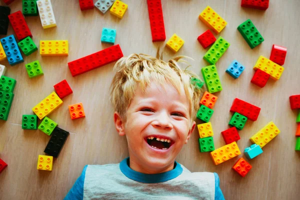 Bonito menino amor jogar com blocos de plástico — Fotografia de Stock