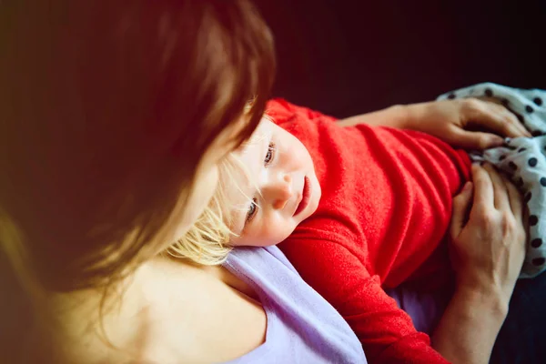 Mãe reconfortante triste choro pequeno bebê — Fotografia de Stock