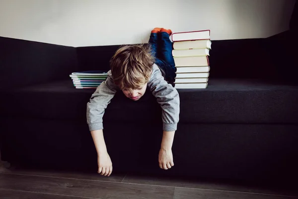 Lille pojken trött stressad av göra läxor — Stockfoto