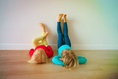 Çocuklar evde - ev konfor ve tembellik sakin ol.