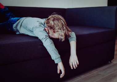 yorgun yorgun çocuk vurguladı