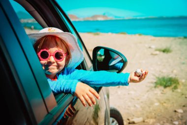 Mutlu küçük kız deniz yolculuğunun keyfini çıkar.