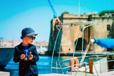 küçük çocuk Avrupa'da seyahat sırasında fotoğraf çekmek