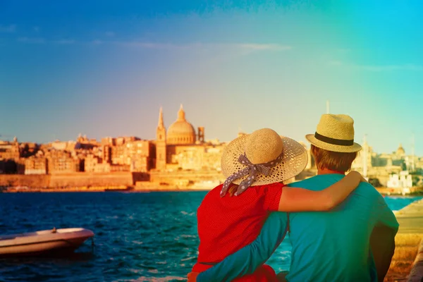 Счастливая молодая пара путешествует по Мальте, Европа — стоковое фото
