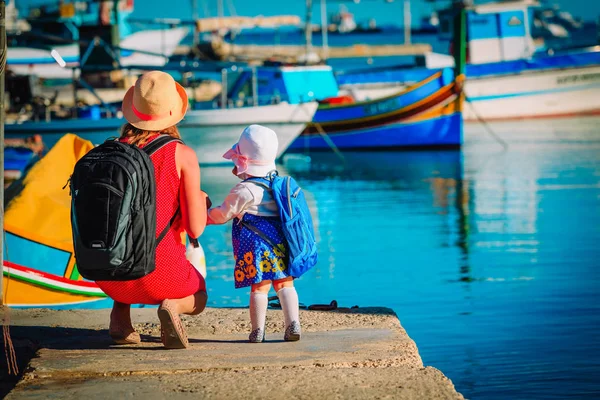 Anne ve kızı Malta'da geleneksel tekneler bakarak — Stok fotoğraf