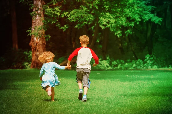 Niña y niño corren jugar en la naturaleza de verano — Foto de Stock