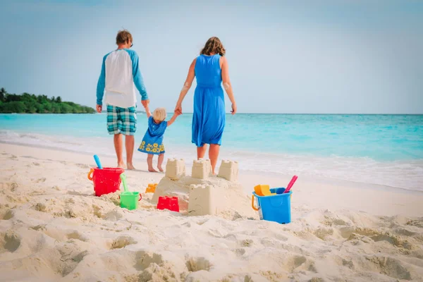 家庭海滩度假-沙子城堡和家庭在海 — 图库照片
