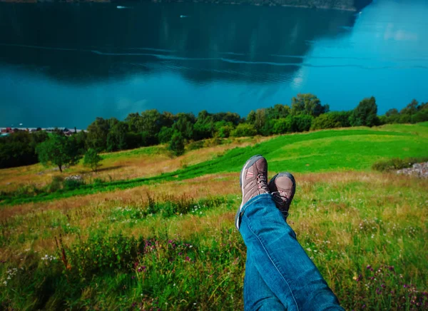 Resor koncept - ung kvinna vandringskängor i naturen — Stockfoto