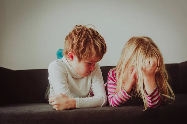 Brother and sister rivalry, dispute, anger, disagreement — Stock Photo, Image