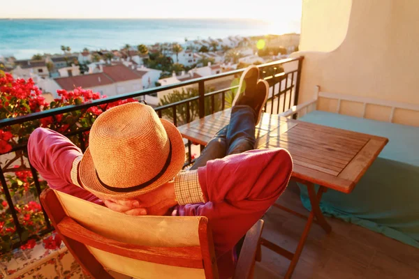Jeune homme se détendre sur la terrasse du balcon pittoresque — Photo