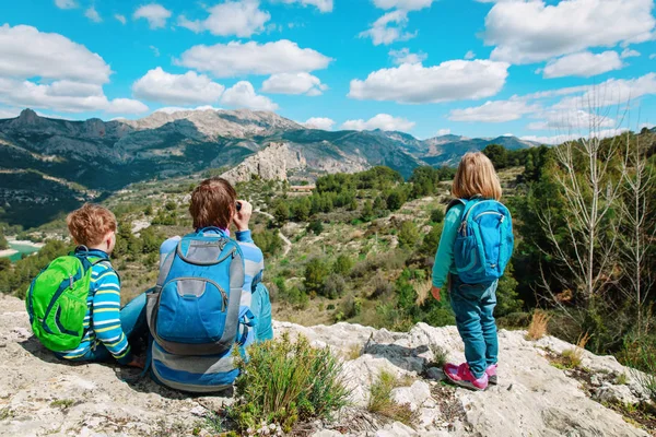 Padre con hijo e hija de viaje de senderismo en Guadalest, España — Foto de Stock