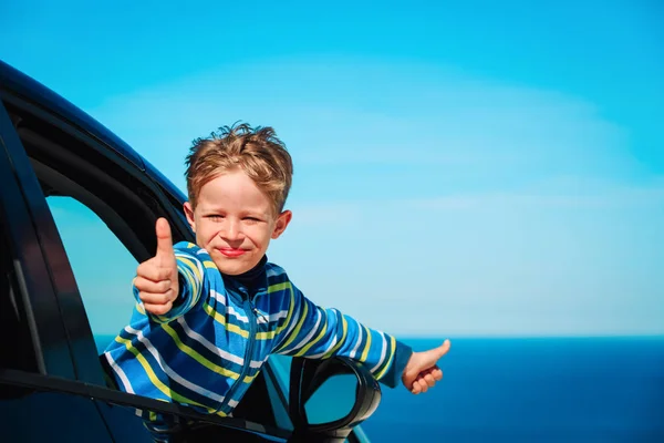 Glücklicher kleiner Junge liebt Autofahrt auf See — Stockfoto