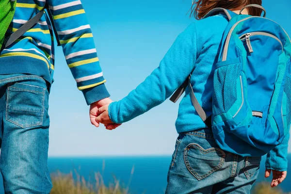 Kisfiú és a lány kézenfogva utazás közben a természetben — Stock Fotó
