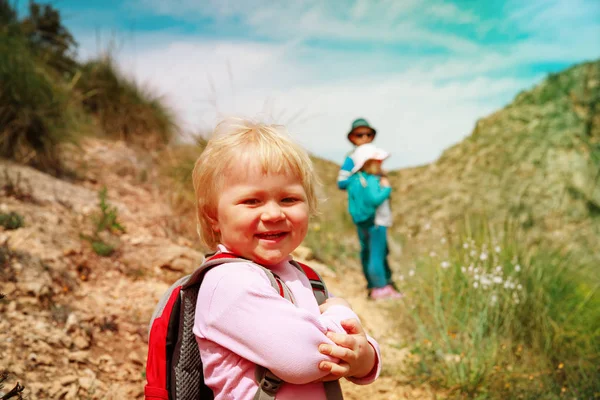 Το χαριτωμένο μικρό κορίτσι με τον αδελφό και αδελφή ταξιδεύουν στα βουνά — Φωτογραφία Αρχείου