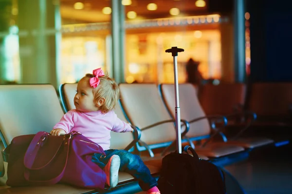 Liten flicka väntar på flygplatsen — Stockfoto