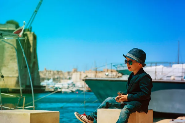 Kleiner Junge beim Fotografieren auf Reisen in Europa — Stockfoto