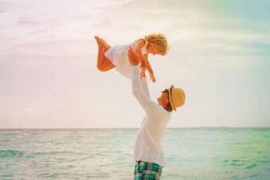 Mutlu baba ve küçük kız gökyüzünde oynuyorlar.