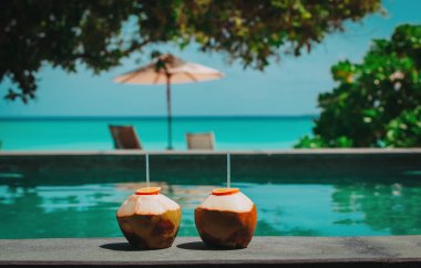 tropikal beach resort iki Hindistan cevizi içkiler