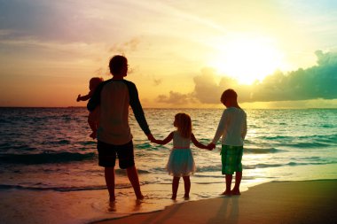 Kumsalda batımını çocuğu olan baba