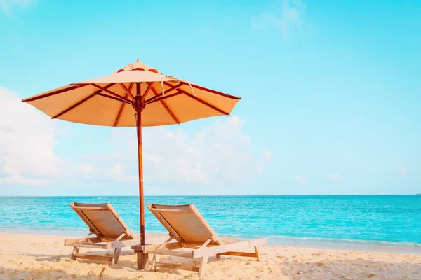 Two beach chairs on tropical vacation — Stock Photo, Image