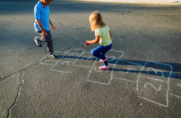 Kinder spielen Hopscotch auf Spielplatz — Stockfoto