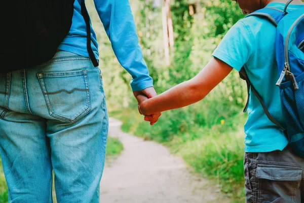 Padre e hijo al ir a la escuela — Foto de Stock