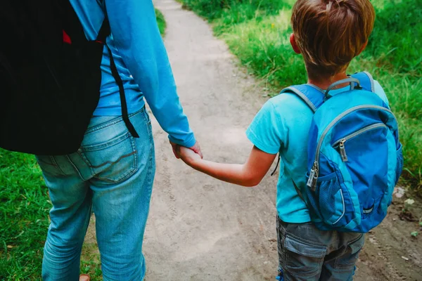 Pai e filho em ir para a escola — Fotografia de Stock