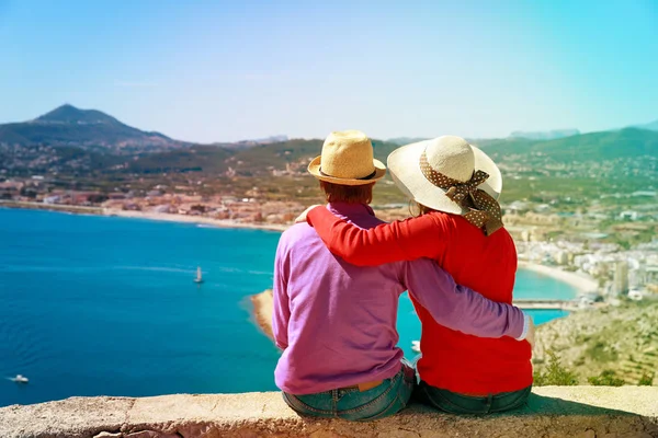 Feliz pareja joven viajar en Europa, España, mirando a la vista panorámica — Foto de Stock