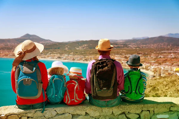 Семья с детьми путешествует по Европе, Испании, глядя на живописный вид — стоковое фото