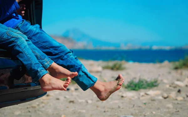 Füße glücklicher Kinder reisen mit dem Auto am Strand — Stockfoto